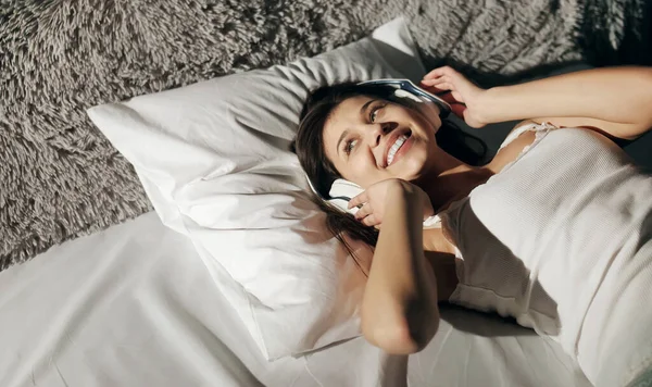 Słuchania muzyki dziewczyna w łóżku — Zdjęcie stockowe