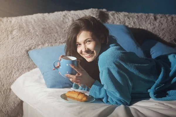 Lady having coffee in bed — Zdjęcie stockowe