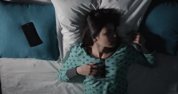 Femme souffrant d'insomnie la nuit Time-lapse — Video