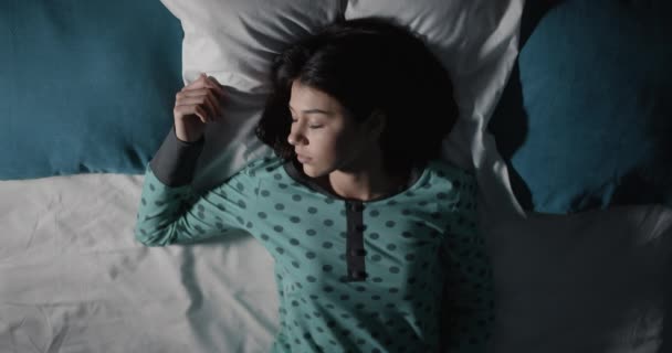 Mujer durmiendo en la noche en cama vista superior — Vídeos de Stock