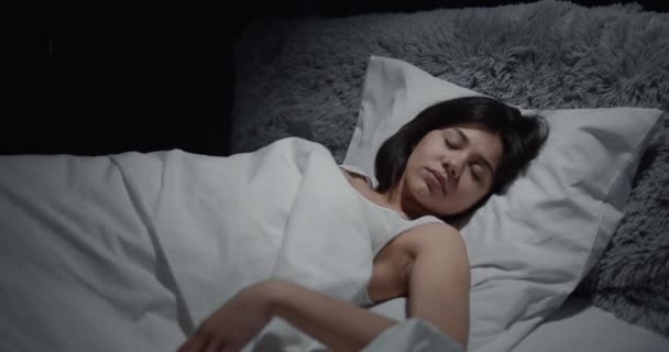 Vrouw die in bed slaapt — Stockvideo