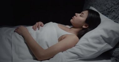 Geceleri Yatak Odasında Uyuyan Kadın