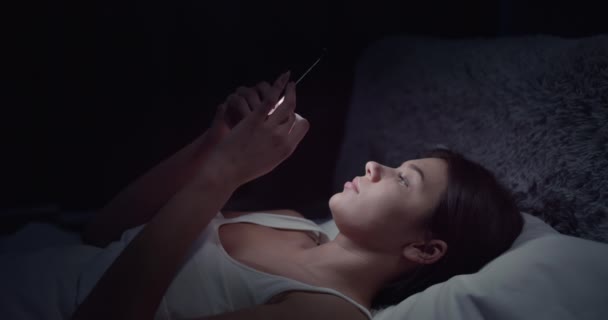 Karanlıktaki Kadın Kaydıran Akıllı Telefon — Stok video
