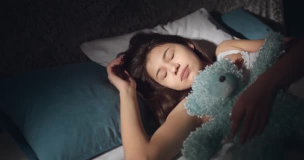 Kvinnan som vaknar med Teddy Toy — Stockvideo