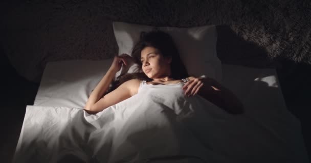 Женщина просыпается утром с удовольствием — стоковое видео