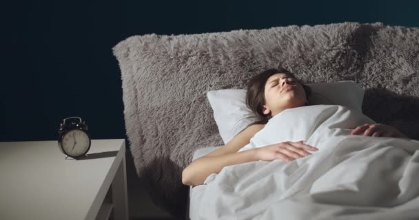 警钟清早醒来的睡梦中女人 — 图库视频影像
