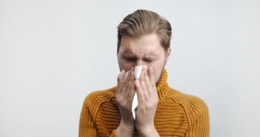 Öksüren Adam Beyazın üzerinde Tek Başına