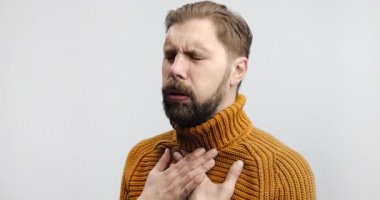 Öksüren Adam Beyazın üzerinde Tek Başına