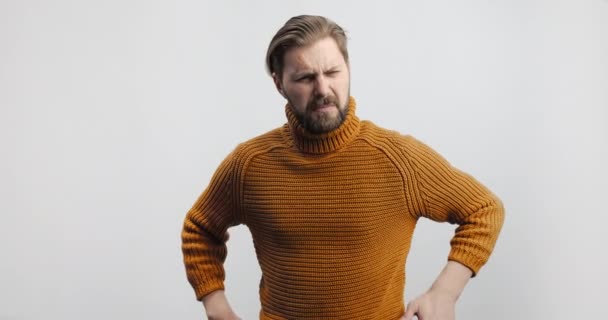 Mann mit Rückenschmerzen isoliert auf Weiß — Stockvideo