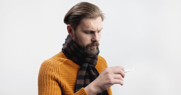 Homem com alta temperatura isolado em branco — Vídeo de Stock