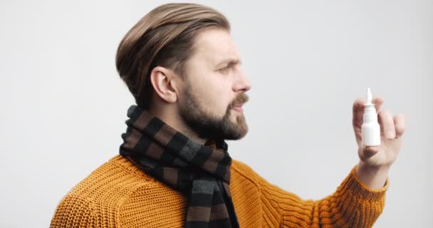 Muž používající nosní sprej izolovaný na bílém — Stock video