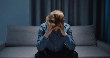 Depresif adam kanepede oturan