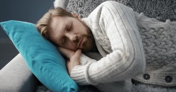Zmęczony człowiek śpiący na kanapie — Wideo stockowe