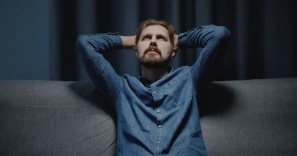 Καταθλιπτική άνθρωπος που κάθεται στον καναπέ — Αρχείο Βίντεο