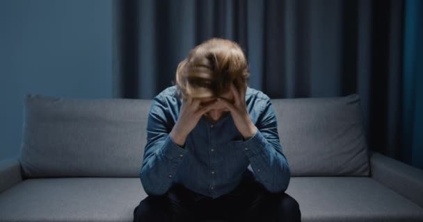 Deprimerad man sittande på soffan — Stockvideo