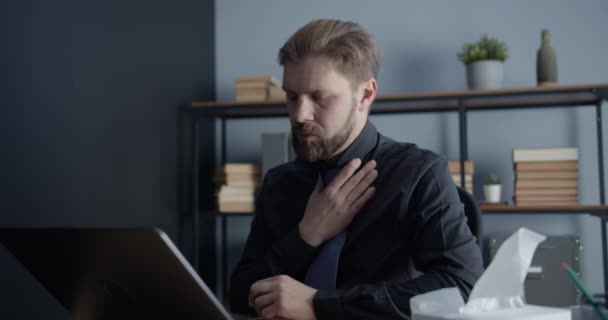 Hombre tosiendo en la oficina — Vídeos de Stock
