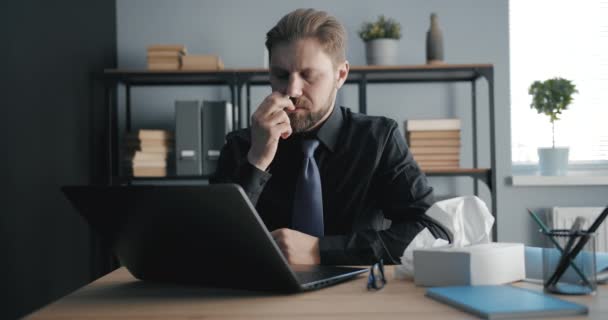 Людина з носом використовуючи спрей в офісі — стокове відео