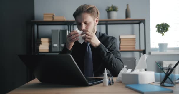 Muž trpící chřipkou v kanceláři — Stock video