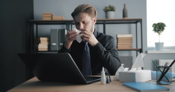 Hombre que sufre de gripe en la oficina — Vídeos de Stock