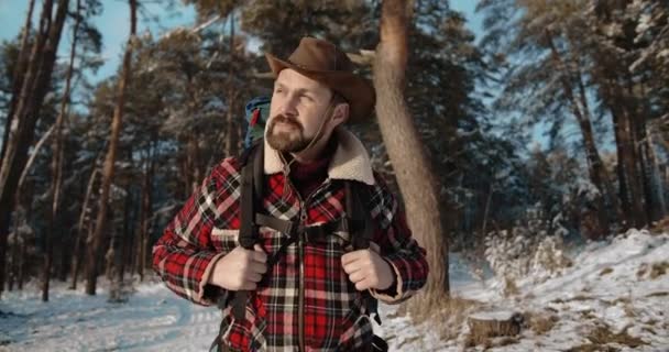 森の中で霜の性質を楽しむ男性ハイカー — ストック動画