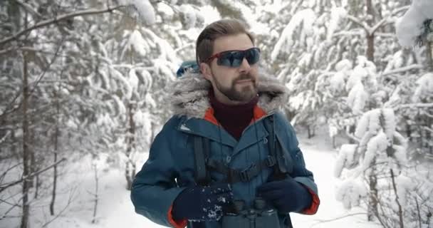 森の中で大きなバックパックハイキングと成熟した旅行者 — ストック動画