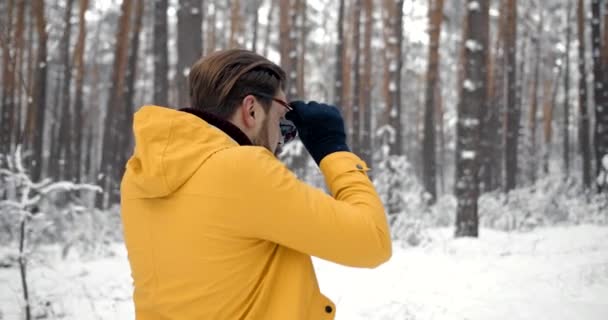 Szakállas érett ember utazó havas erdőben — Stock videók