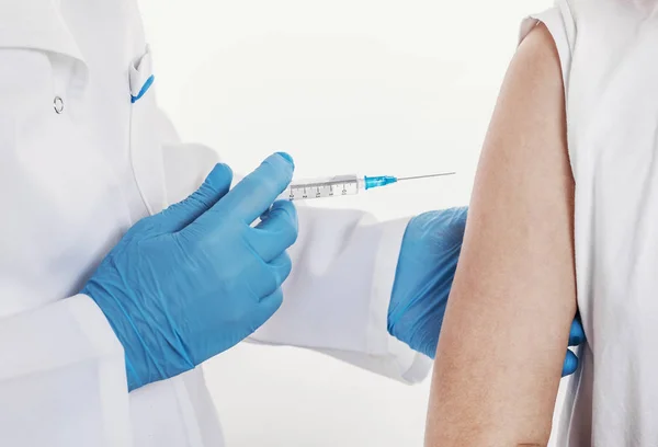 Doktor yakın çekim yapıyor.