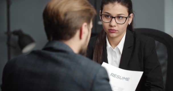 Gerente de Recursos Humanos revisando nuevo candidato en la oficina — Vídeos de Stock