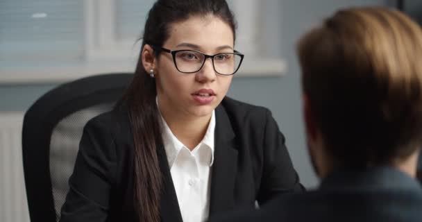 Brunette employer interviewing bearded man — Stock video