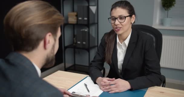 Futuro jefe estrechando la mano con nuevo empleado — Vídeos de Stock