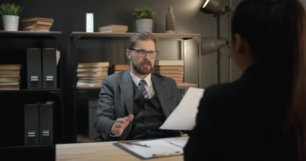 Mature bearded boss refusing female applicant — Stock video