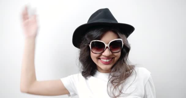 Mujer con sombrero sonriendo sobre fondo blanco — Vídeos de Stock