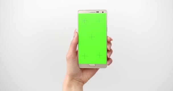 Smartphone vert marqué à la main isolé sur blanc — Video