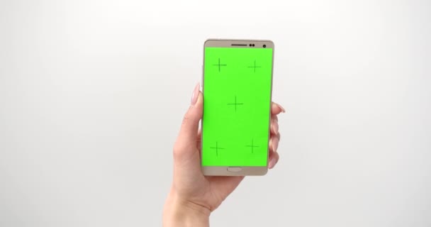 Smartphone Marcado Verde en Mano Aislado en Blanco — Vídeos de Stock