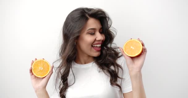 Mujer sosteniendo naranja aislado en blanco — Vídeos de Stock