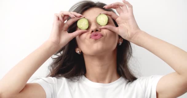 Mulher com pepino fatiado se divertindo isolado no branco — Vídeo de Stock