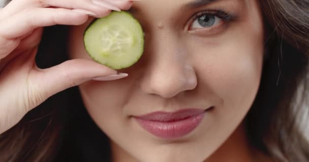 Mujer divertida con primer plano de pepino — Vídeo de stock