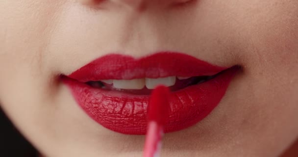 Rosso donna labbra spazzola primo piano — Video Stock