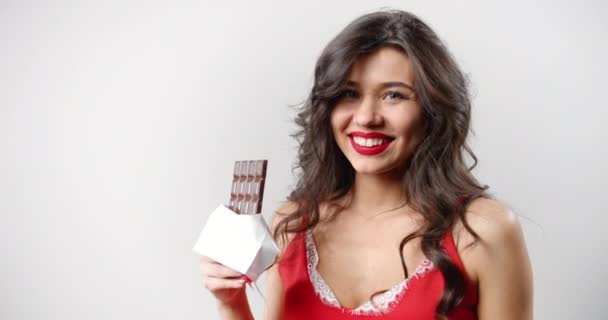Mujer feliz con chocolate aislado — Vídeos de Stock