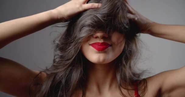 Mujer feliz con labios rojos aislados — Vídeos de Stock