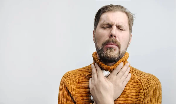 Mężczyzna z bólem gardła — Zdjęcie stockowe