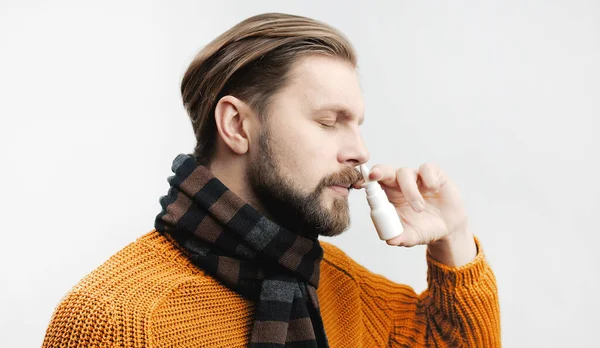 Uomo utilizzando spray nasale — Foto Stock