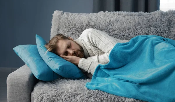 Homem doente dormindo no sofá — Fotografia de Stock