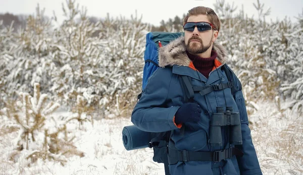 Man hiking in winter woods — Stockfoto