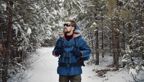 Hiking man enjoying winter forest — Stockfoto