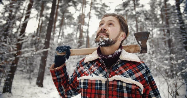 Man with axe front view — Stockfoto