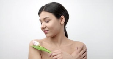 Güzel kadın laleyle poz veriyor.