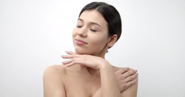 Belle jeune femme avec maquillage nu naturel — Video