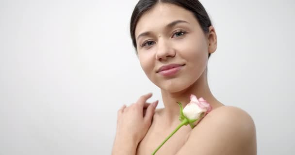 Modello bruna con pelle fresca contenente rosa bianca — Video Stock