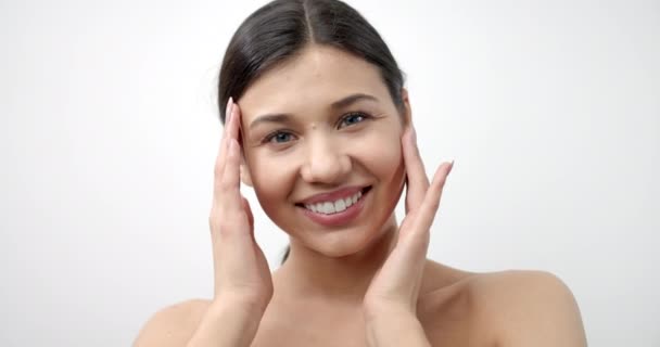 Vrouw met natuurlijke schoonheid glimlachen en kijken naar camera — Stockvideo